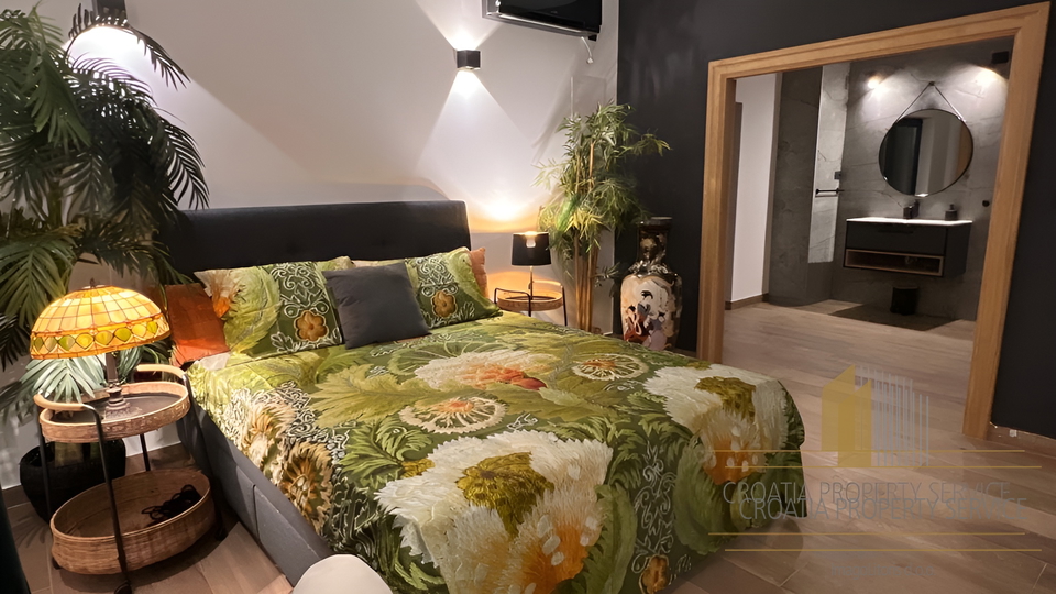 Bellissima casa in pietra in posizione attraente a 50 m dal mare nei dintorni di Spalato!