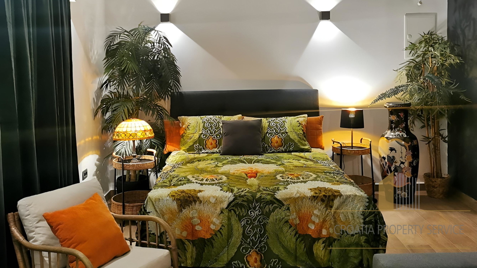 Bellissima casa in pietra in posizione attraente a 50 m dal mare nei dintorni di Spalato!