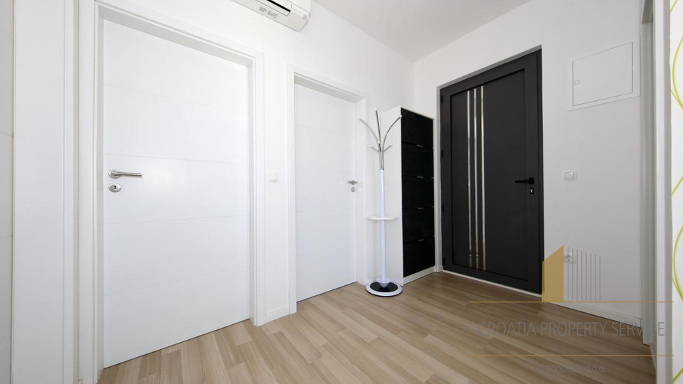 Elegantna apartmanska vila s bazenom u okolici Zadra!