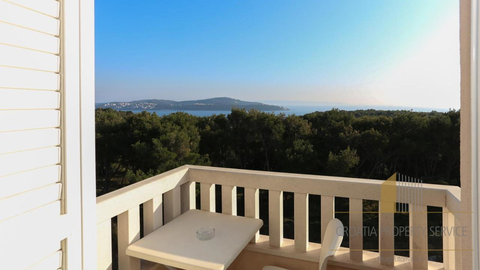 Charming aparthotel 400 m from the beach near Trogir!