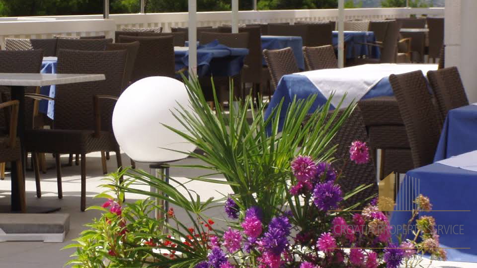 Charming aparthotel 400 m from the beach near Trogir!