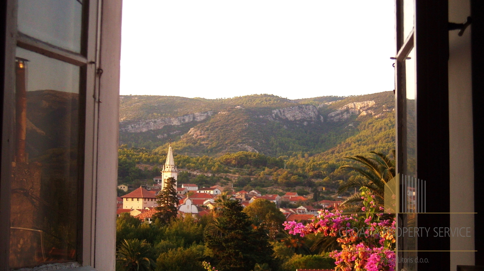 Šarmantna kuća u centru Jelse