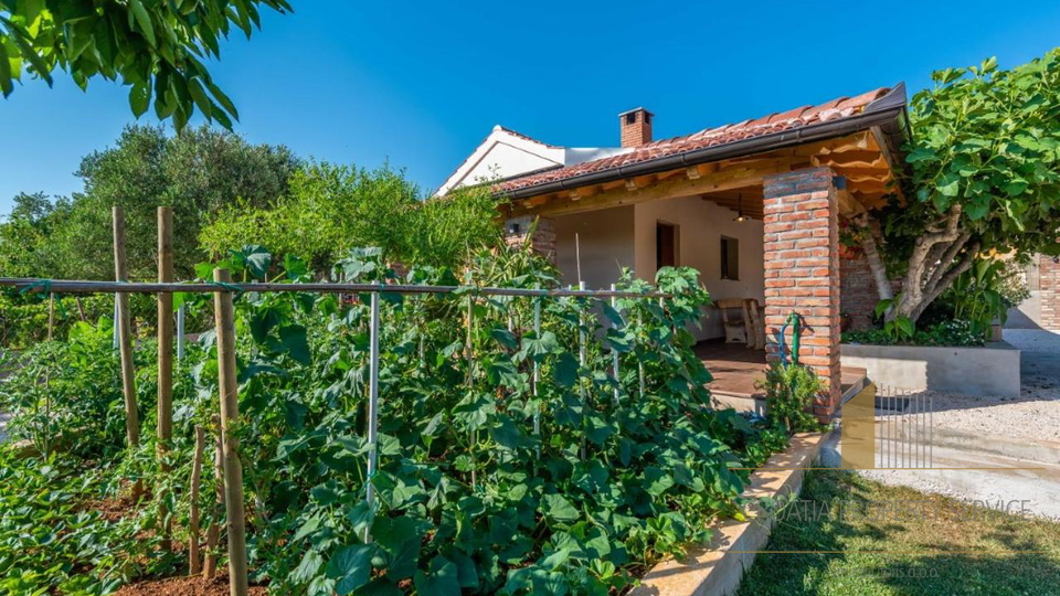 Ein schönes Haus mit Swimmingpool in der Nähe von Zadar!