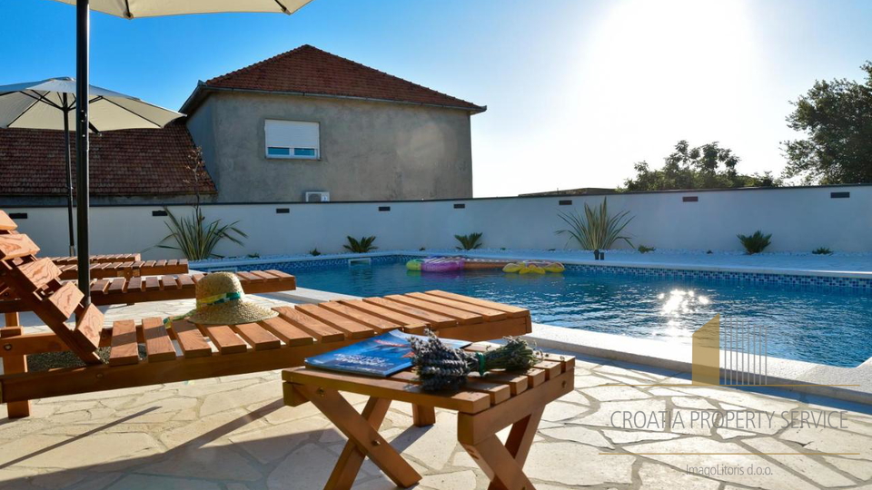 Ein schönes Haus mit Swimmingpool in der Nähe von Zadar!