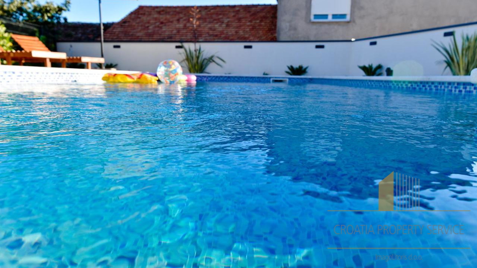 Ein schönes Haus mit Swimmingpool in der Nähe von Zadar!