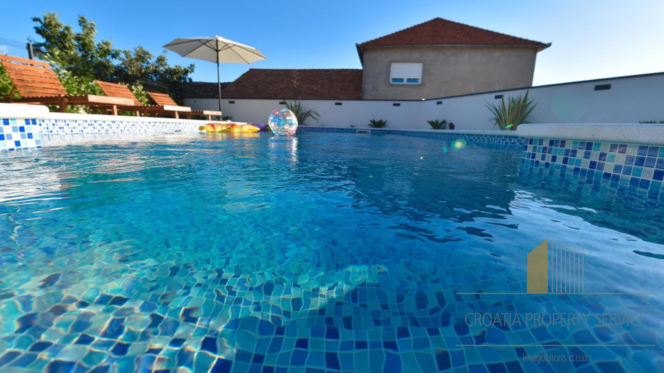 Ein schönes Haus mit Swimmingpool in der Nähe von Zadar!