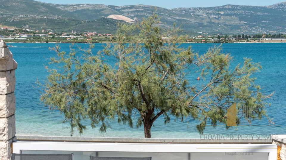 Schöne mediterrane Villa in erster Reihe zum Meer in der Nähe von Trogir!