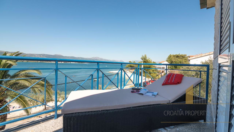 Schöne mediterrane Villa in erster Reihe zum Meer in der Nähe von Trogir!