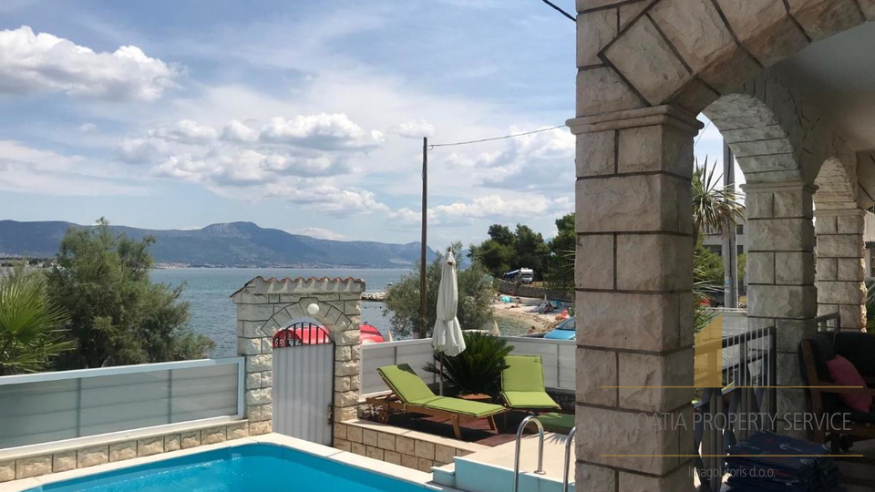 Schöne mediterrane Villa in erster Reihe zum Meer in der Nähe von Trogir!