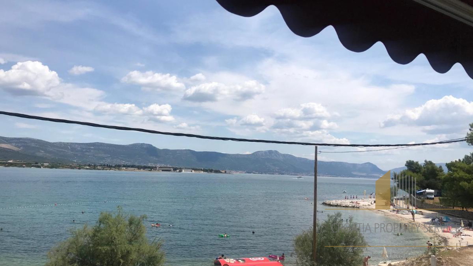 Schöne mediterrane Villa in erster Reihe zum Meer in der Nähe von Trogir!