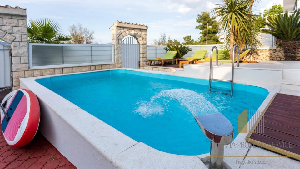 Schöne mediterrane Villa in erster Reihe zum Meer in der Nähe von Trogir!