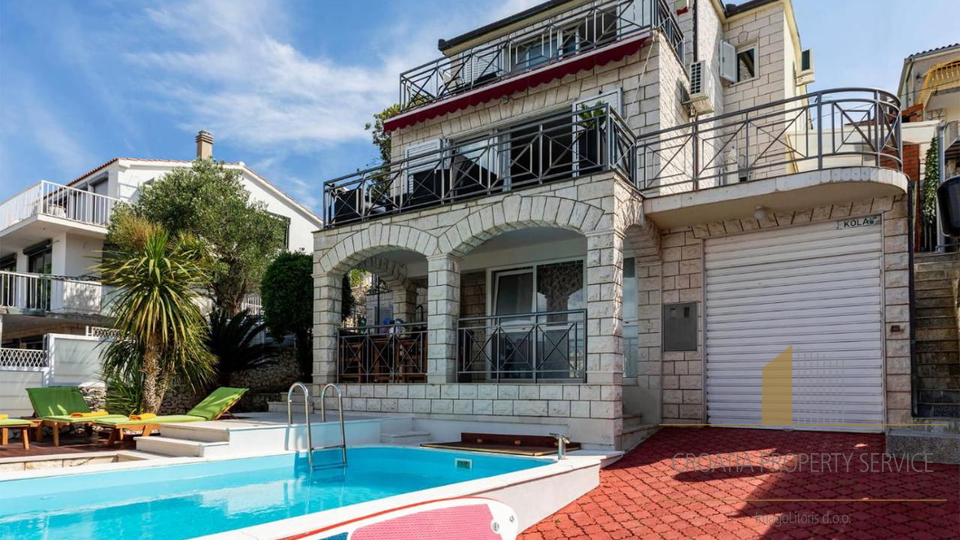 Schöne mediterrane Villa in erster Reihe zum Meer in der Nähe von Trogir!