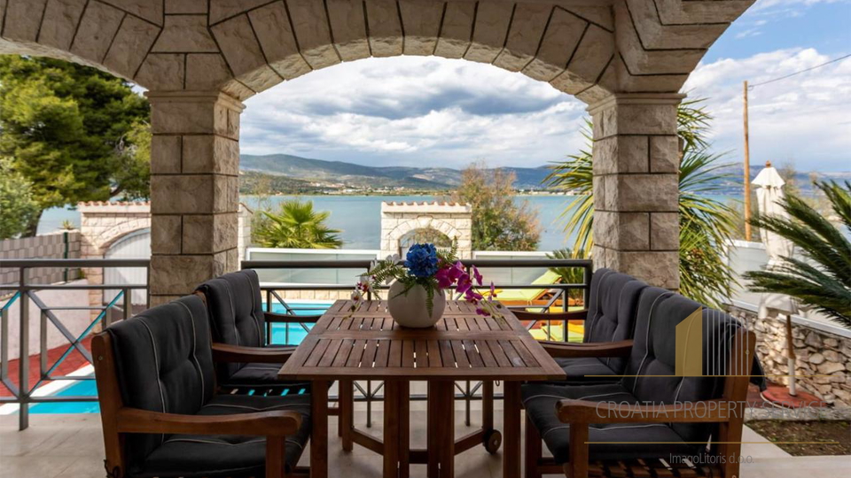 Schöne mediterrane Villa in erster Reihe zum Meer in der Nähe von Trogir!