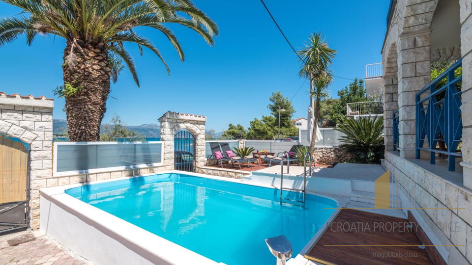 Schöne mediterrane Villa in erster Reihe zum Meer in der Nähe von Trogir!