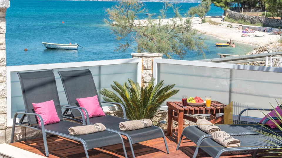 Schöne mediterrane Villa in erster Reihe zum Meer in der Nähe von Trogir!