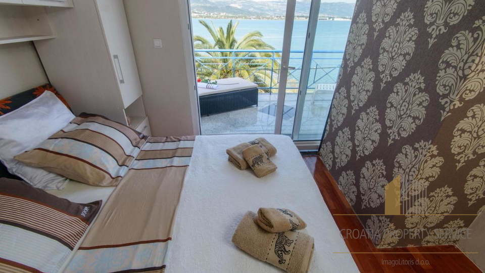 Schöne mediterrane Villa in erster Reihe zum Meer in der Nähe von Trogir!