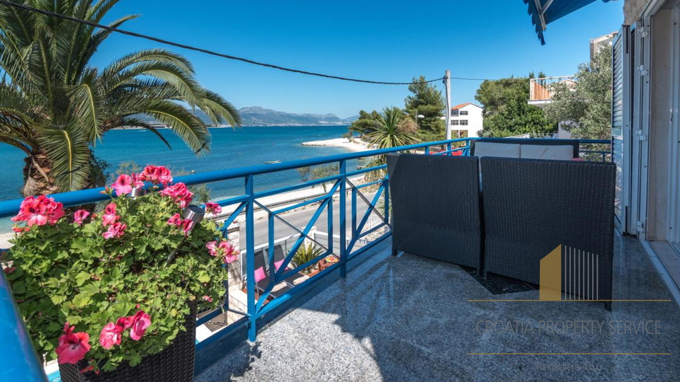 Schöne mediterrane Villa in erster Reihe zum Meer in der Nähe von Trogir!