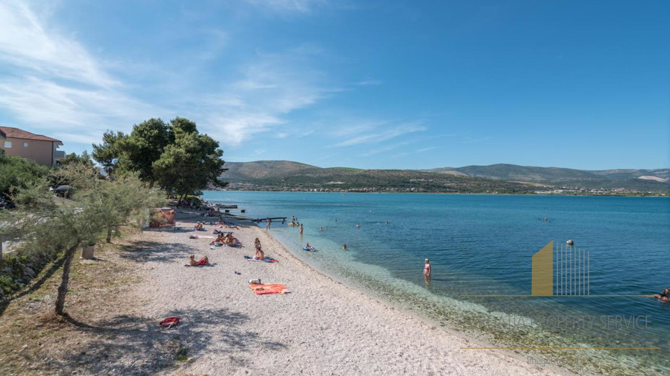 Schöne mediterrane Villa in erster Reihe zum Meer in der Nähe von Trogir!