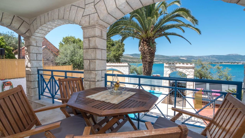 Schöne mediterrane Villa in erster Reihe zum Meer in der Nähe von Trogir!