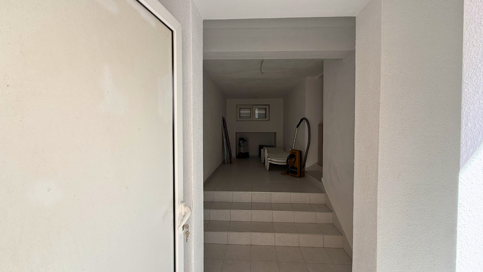 HOT PONUDA &ndash; PRVI RED DO MORA &vert; ROGOZNICA