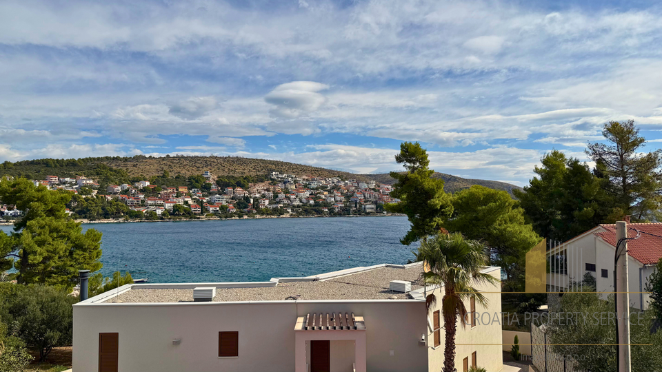 Villa moderna con piscina in una posizione fantastica, seconda fila dal mare sull'isola di Čiovo!