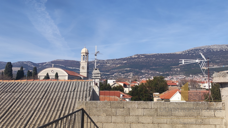 Beautiful stone house for adaptation near the sea in Kaštel Stari!