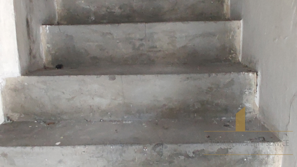 Beautiful stone house for adaptation near the sea in Kaštel Stari!