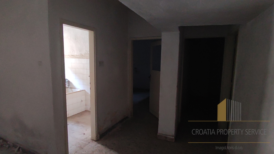Beautiful stone house for adaptation near the sea in Kaštel Stari!
