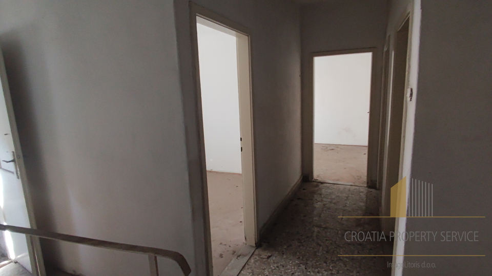 Beautiful stone house for adaptation near the sea in Kaštel Stari!