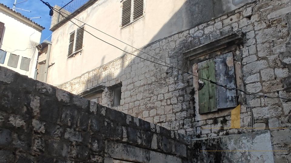 Beautiful stone house for adaptation near the sea in Kaštel Stari!