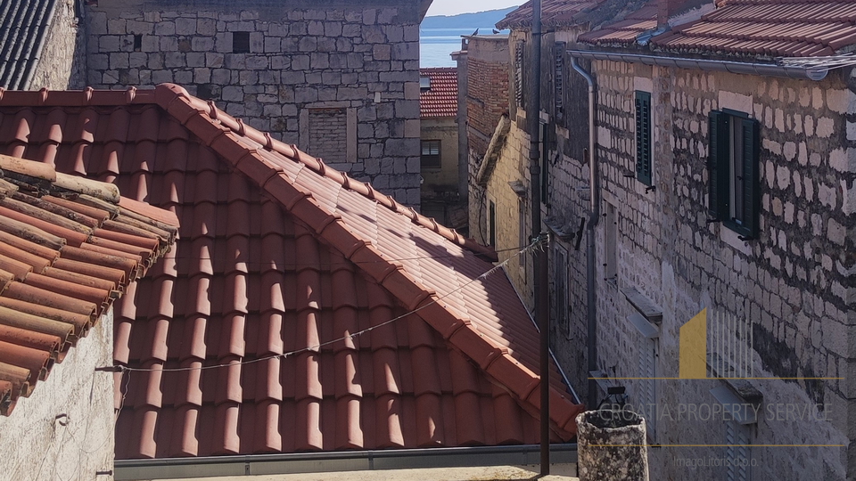 Beautiful stone house for adaptation near the sea in Kaštel Stari!