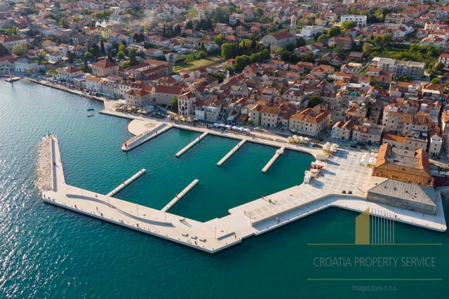Čudovita kamnita hiša za prenovo v bližini morja v Kaštel Starem!