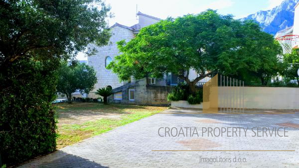 Apartment house with sea view in the center of Makarska!