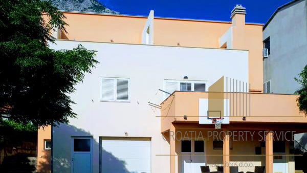 Apartment house with sea view in the center of Makarska!