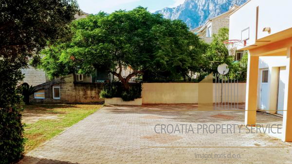 Apartment house with sea view in the center of Makarska!