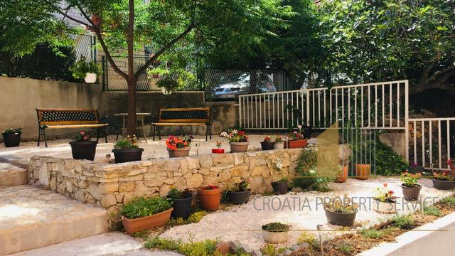 Apartment house with sea view in the center of Makarska!