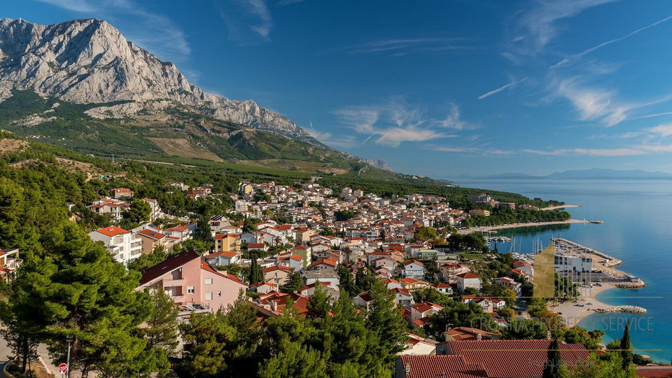 Hiša za popolno adaptacijo 150 m od morja v Baški Vodi!