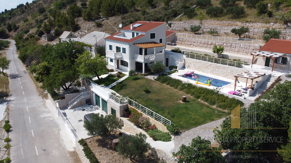 Eine wunderschöne Villa mit Meerblick in der Nähe von Omiš!