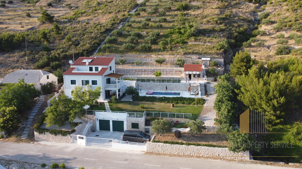 Eine wunderschöne Villa mit Meerblick in der Nähe von Omiš!