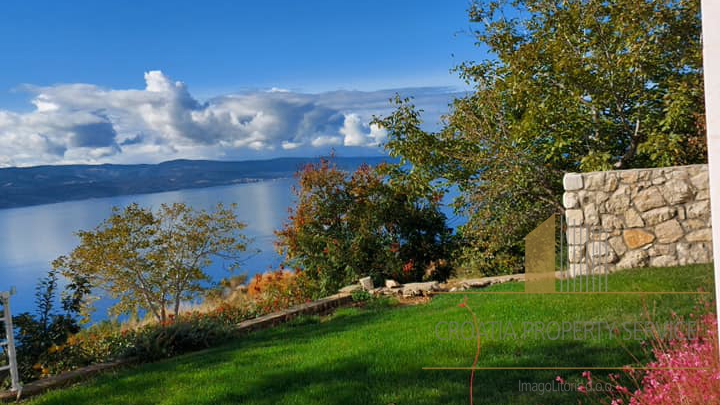 Eine wunderschöne Villa mit Meerblick in der Nähe von Omiš!