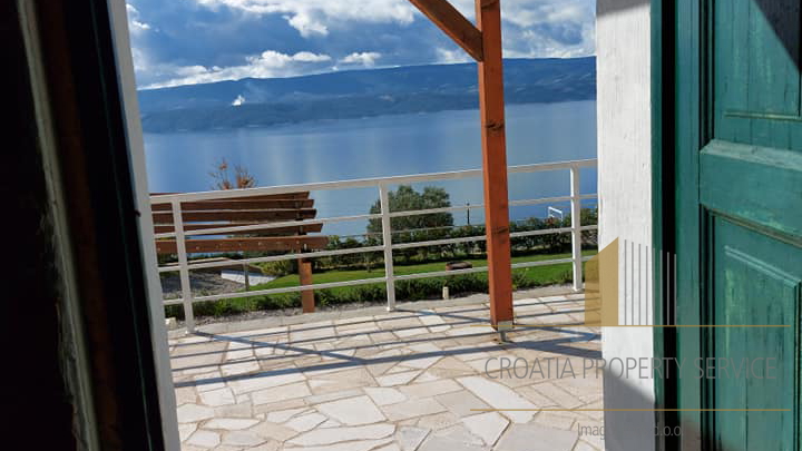 Eine wunderschöne Villa mit Meerblick in der Nähe von Omiš!