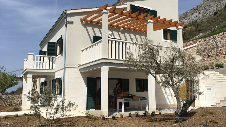 Eine wunderschöne Villa mit Meerblick in der Nähe von Omiš!