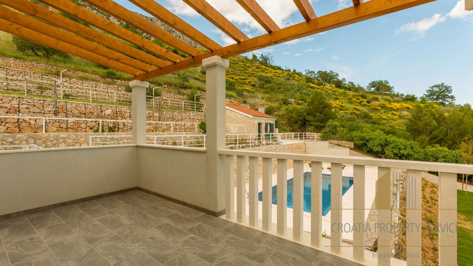 Eine wunderschöne Villa mit Meerblick in der Nähe von Omiš!