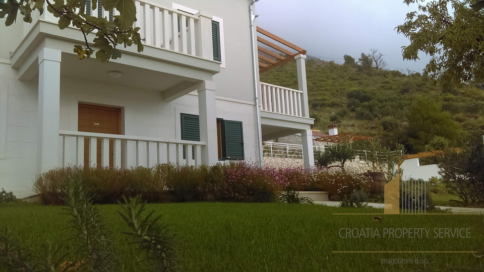 Eine wunderschöne Villa mit Meerblick in der Nähe von Omiš!