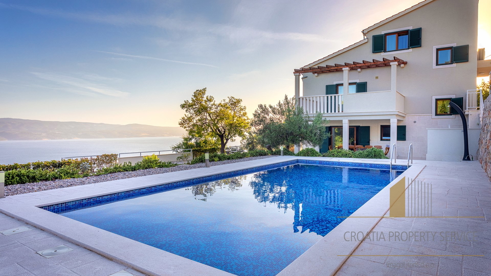 Eine wunderschöne Villa mit Meerblick in der Nähe von Omiš!