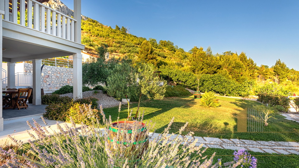 Eine wunderschöne Villa mit Meerblick in der Nähe von Omiš!
