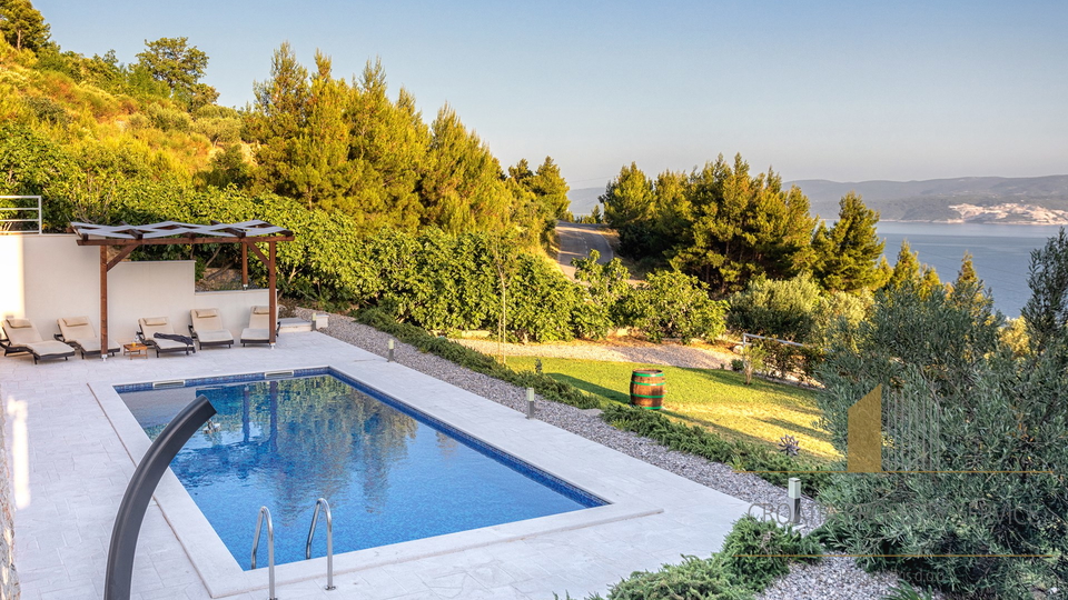 Eine wunderschöne Villa mit Meerblick in der Nähe von Omiš!