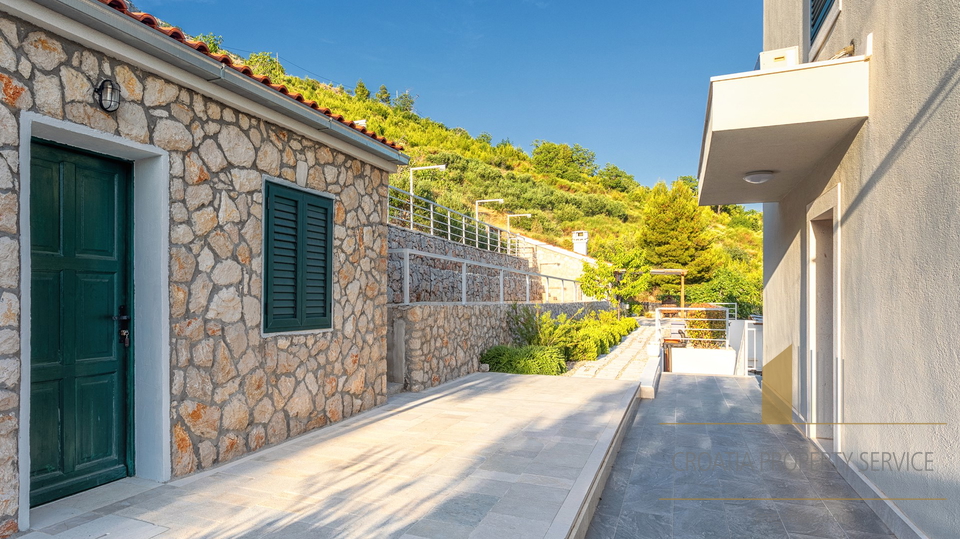 Eine wunderschöne Villa mit Meerblick in der Nähe von Omiš!