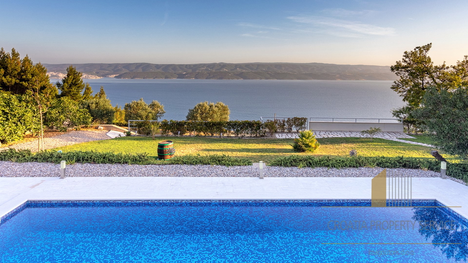 Eine wunderschöne Villa mit Meerblick in der Nähe von Omiš!