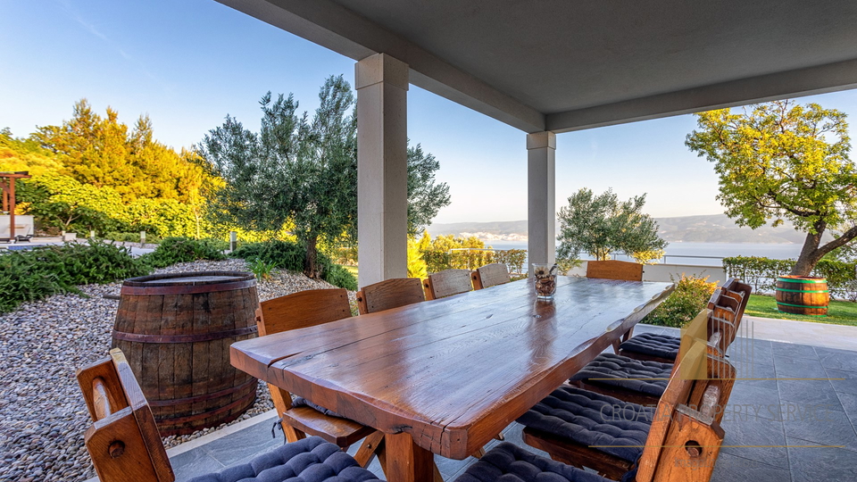 Eine wunderschöne Villa mit Meerblick in der Nähe von Omiš!